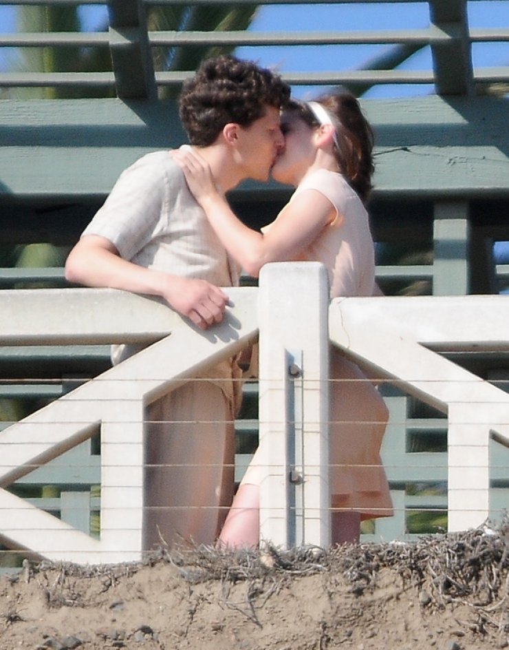 Τα καυτά φιλιά πασίγνωστης σταρ μπροστά σε κόσμο [εικόνες]