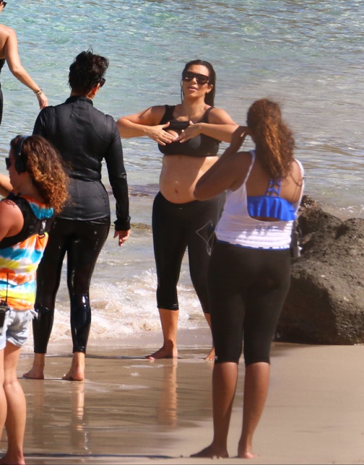 Δείτε την έγκυο Kim Kardashian στην παραλία με μαγιό [εικόνες]