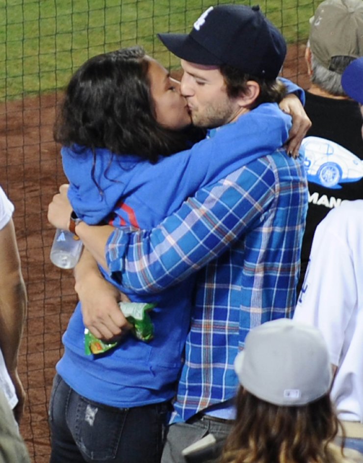 Ατελείωτα φιλιά για διάσημο ζευγάρι μπροστά στο κόσμο [εικόνες]