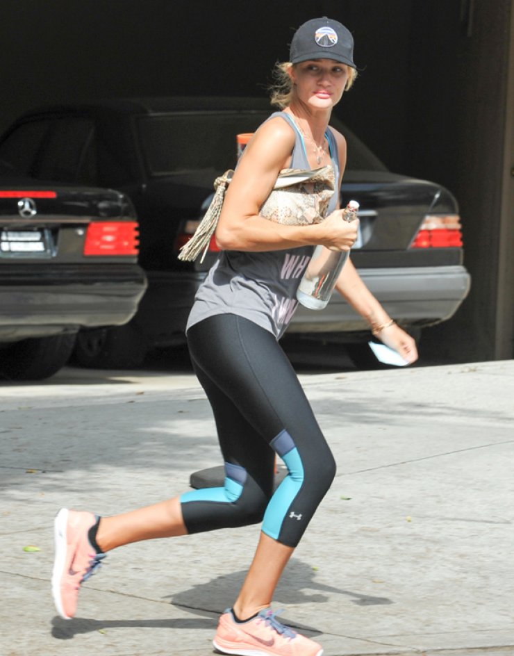 Που πάει τρέχοντας η Rosie Huntington; [εικόνες]