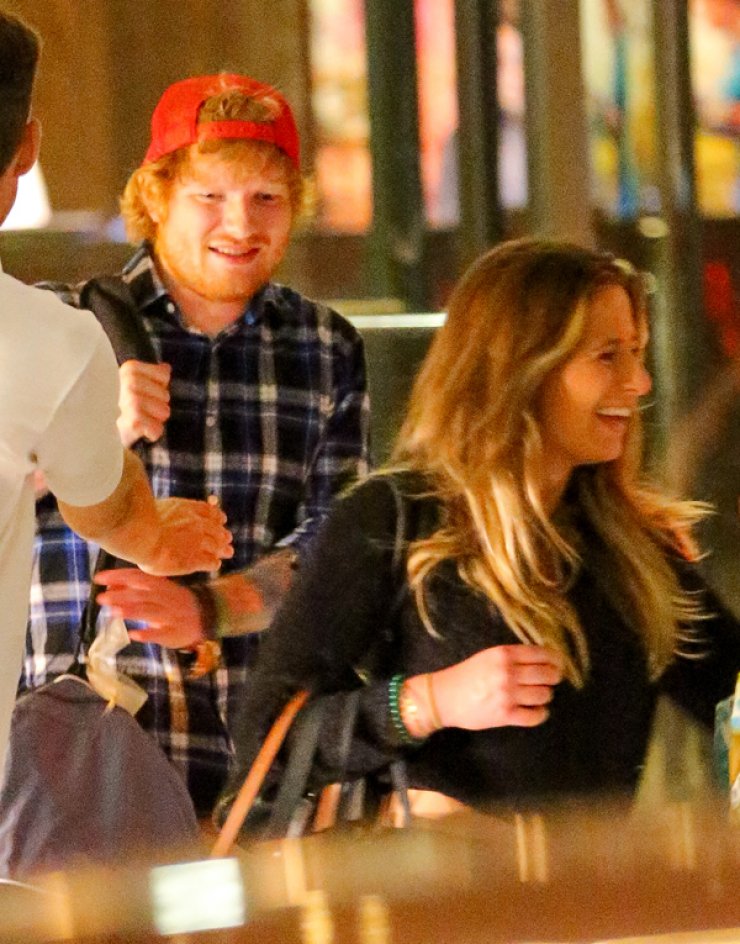 Ποιος πασίγνωστος τραγουδιστής είναι τρελά ερωτευμένος; [εικόνες]