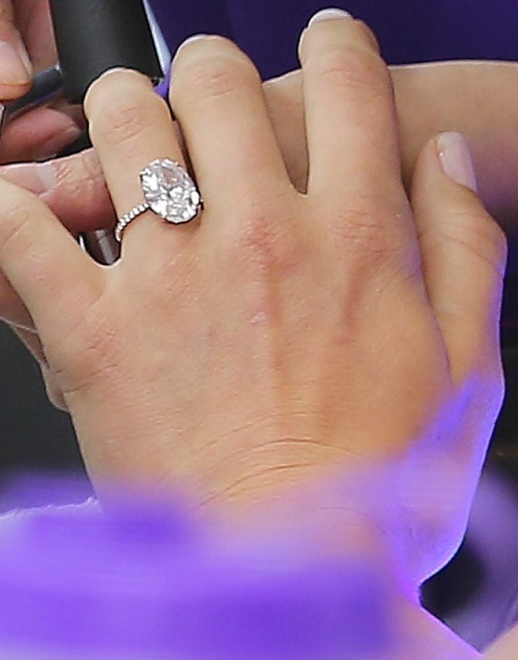 Διάσημη ηθοποιός αποκαλύπτει το τεράστιο μονόπετρό της [εικόνες]