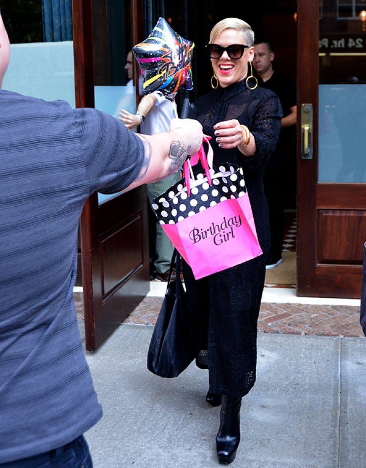 Η Pink έγινε 36 ετών και το γιόρτασε [εικόνες]