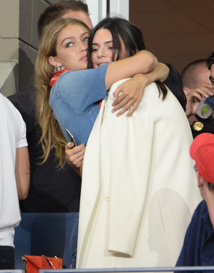 Kendall Jenner: Η αγκαλιά που την συγκίνησε [εικόνες]