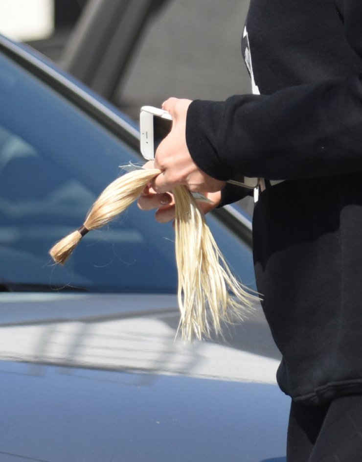 Τι είναι αυτό που κουβαλάει μαζί της η Charlize Theron; [εικόνες]