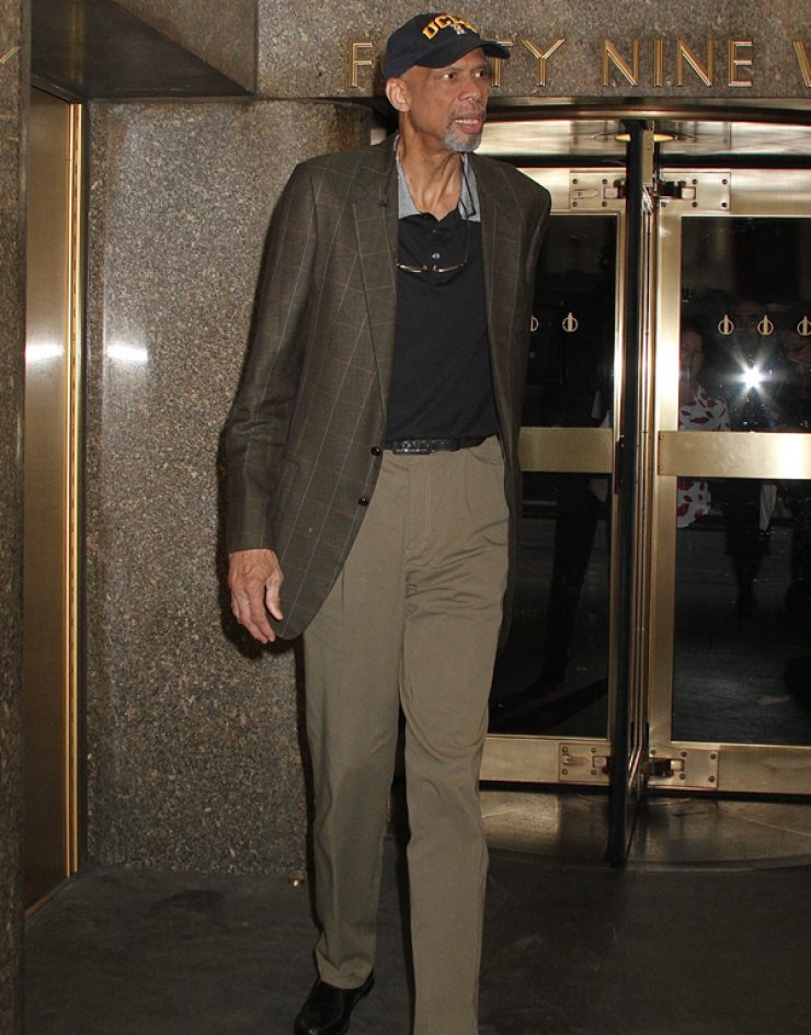 Αυτός είναι ο μεγάλος θρύλος του μπάσκετ...και του ύψους! [εικόνες]