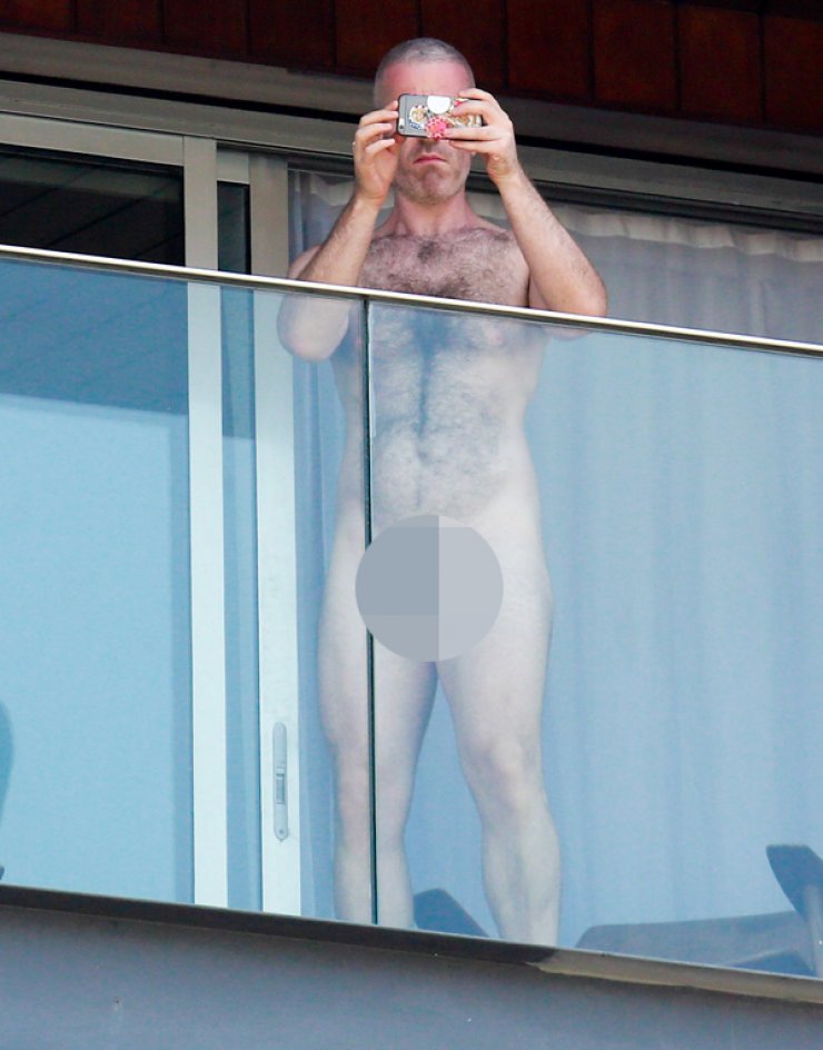 Απίστευτο! Ο στυλίστας της Rihanna ολόγυμνος στο μπαλκόνι [εικόνες]
