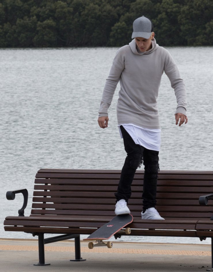 Justin Bieber: Δείτε τον να κάνει skateboard σε παγκάκι [εικόνες]