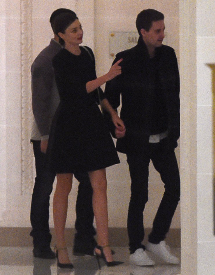 Ερωτευμένο διάσημο ζευγάρι στο Παρίσι [εικόνες]