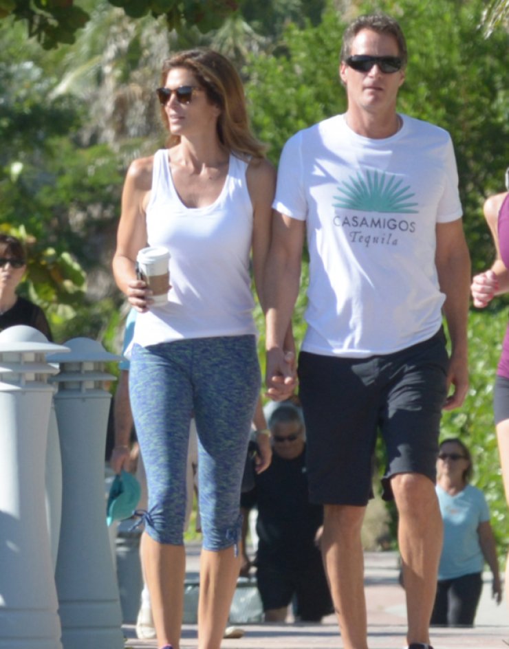 Η Cindy Crawford αποκαλύπτει το τρόπο με τον οποίο κρατιέται σε φόρμα [εικόνες]