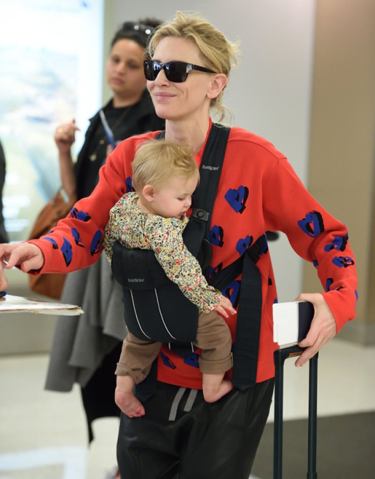 Σπάνια εμφάνιση διάσημης σταρ αγκαλιά με το τέταρτο μωρό της [εικόνες]