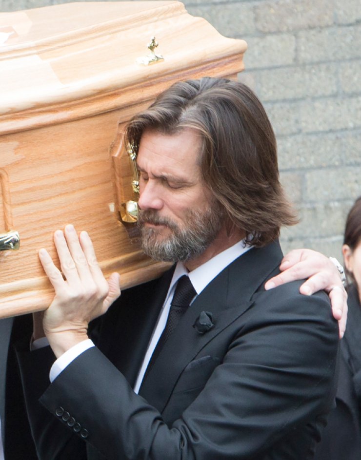 Jim Carrey: Κουβάλησε το φέρετρο της πρώην αγαπημένης του [εικόνες]