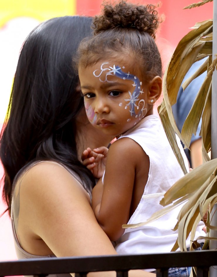 North West: Όλο και πιο πολύ μοιάζει στην μητέρα της [εικόνες]