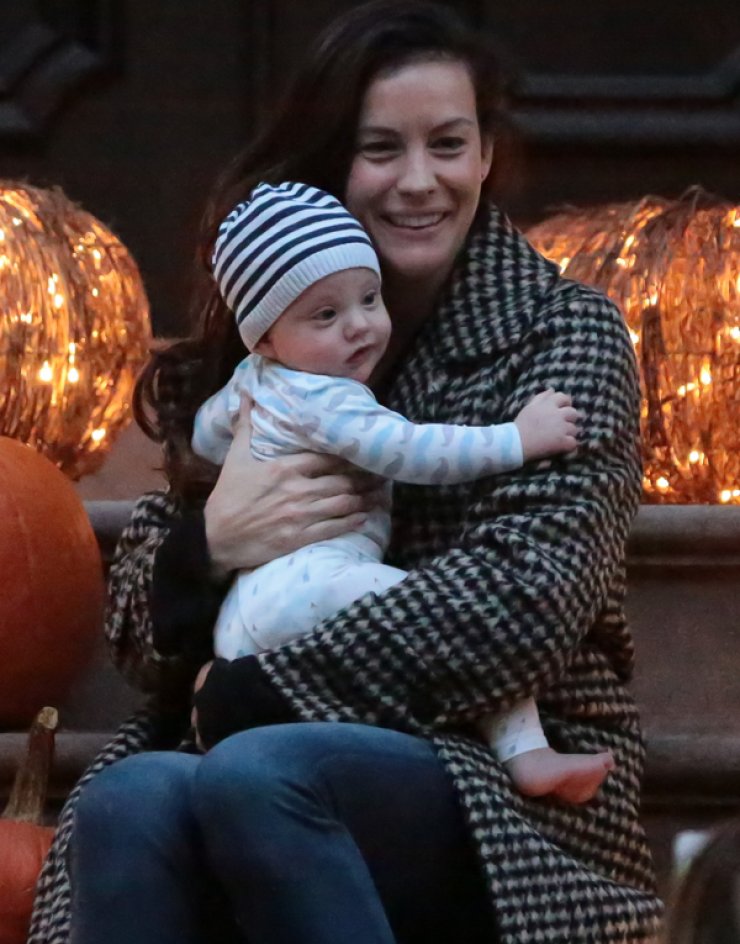 Για πρώτη φορά διάσημη ηθοποιός αγκαλιά με το μωράκι της [εικόνες]