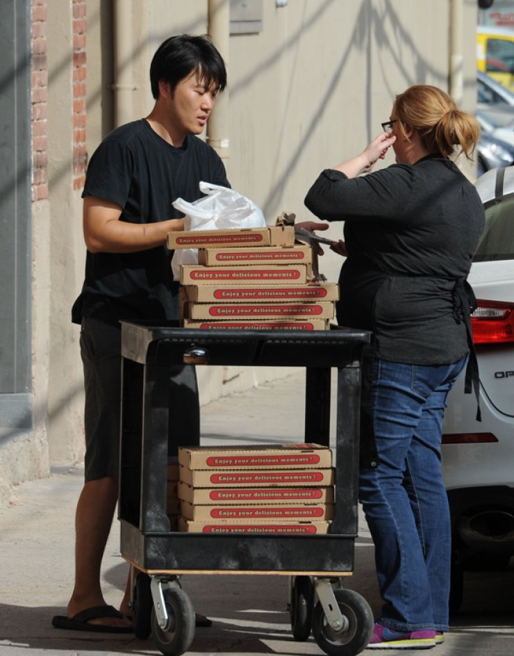 Ποιος διάσημος παρουσιαστής προσέχει τους συνεργάτες του σαν τα μάτια του; [εικόνες]