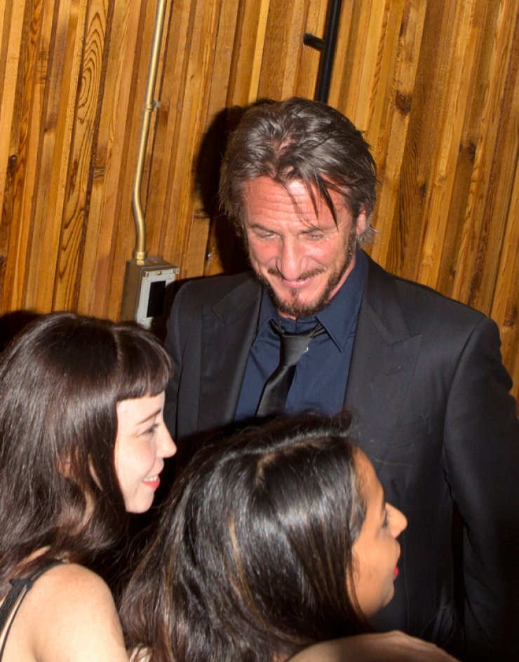 Sean Penn: Με ποια κουκλάρα φημολογείται πως είναι ζευγάρι; [εικόνες]