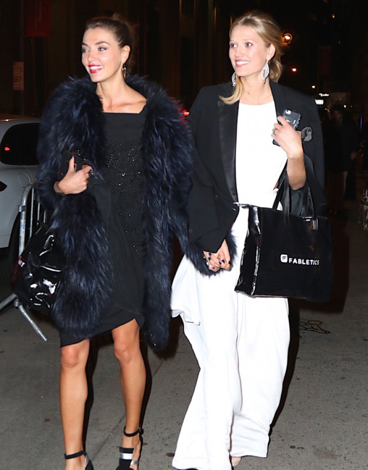 Η πρώην του Leonardo Di Caprio τα έφτιαξε με κοπέλα [εικόνες]