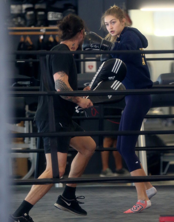 Διάσημο μοντέλο δίνει ξύλο και το ευχαριστιέται [εικόνες]