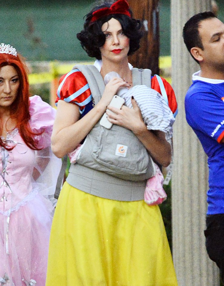 Η Charlize Theron για πρώτη φορά με το μωράκι της [εικόνες]