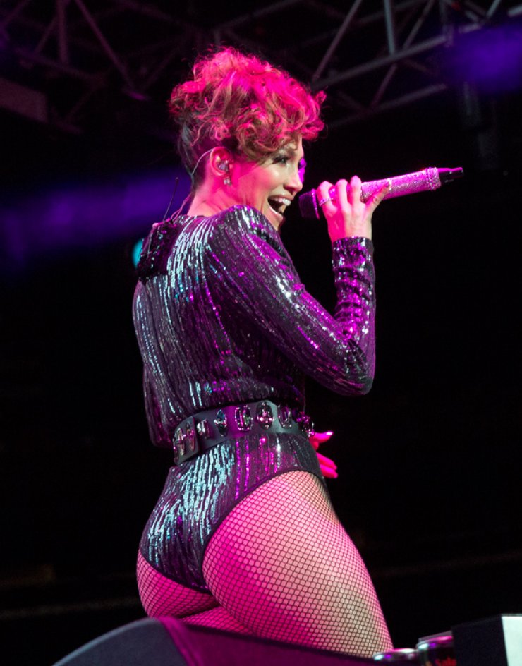 Jennifer Lopez: Στα 46 της τα σπάει στη σκηνή [εικόνες]