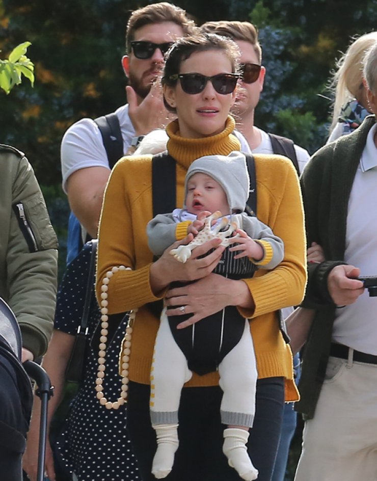 Ποια διάσημη ηθοποιός ‘’λιώνει’’ το διαδίκτυο με το μωράκι της; [εικόνες]