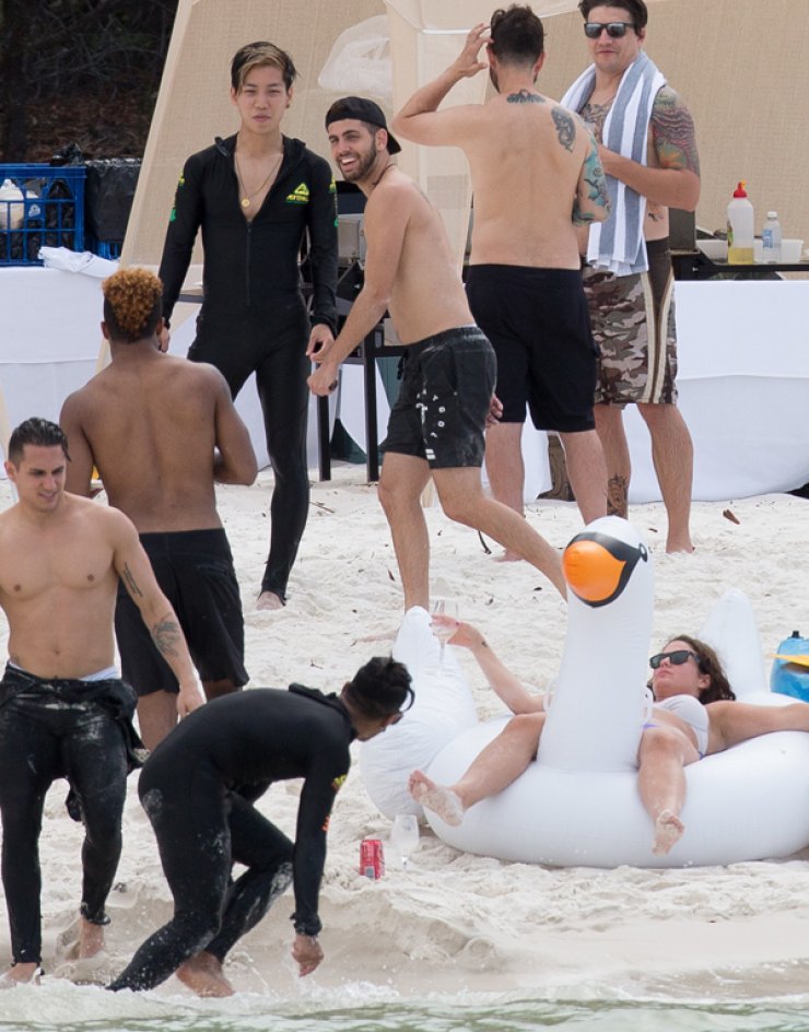 Δε θα πιστεύετε τι έκανε η Taylor Swift στους συνεργάτες της! [εικόνες]