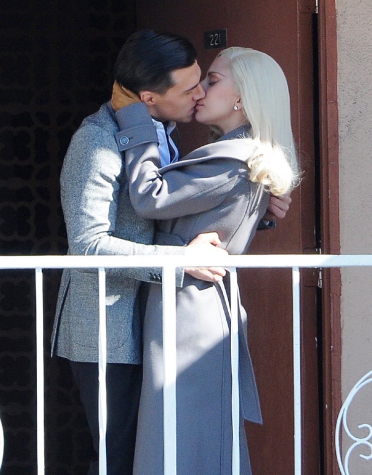 Lady Gaga: Καυτά φιλιά με άγνωστο γοητευτικό άντρα [εικόνες]