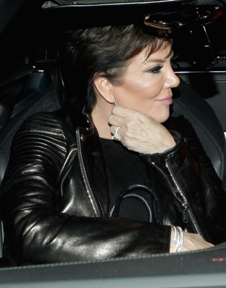 Αρραβωνιάστηκε η μαμά Kardashian; [εικόνα]