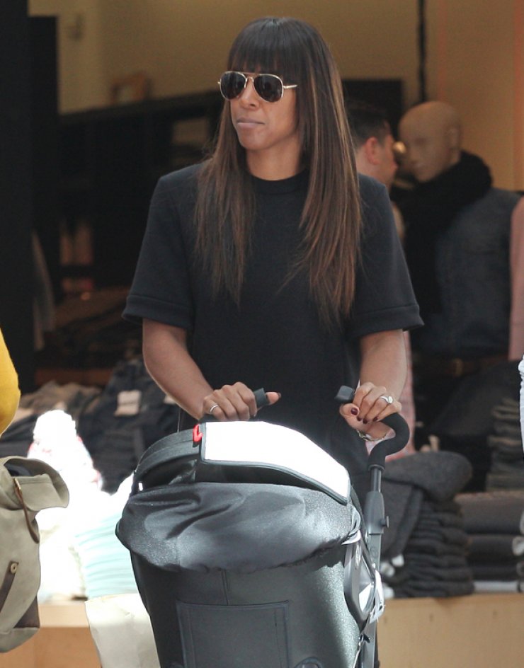 Διάσημη τραγουδίστρια για πρώτη φορά με το νεογέννητο μωρό της [εικόνες]