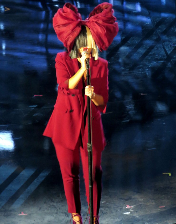 Ποια τραγουδίστρια ντύθηκε χριστουγεννιάτικο δώρο σε δημόσια εμφάνιση; [εικόνες]