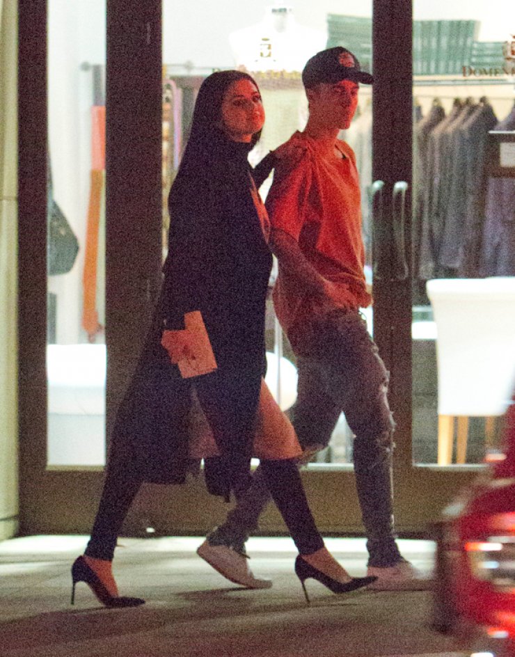 Η Selena Gomez αγκαλιά με τον Justin Bieber [εικόνες]