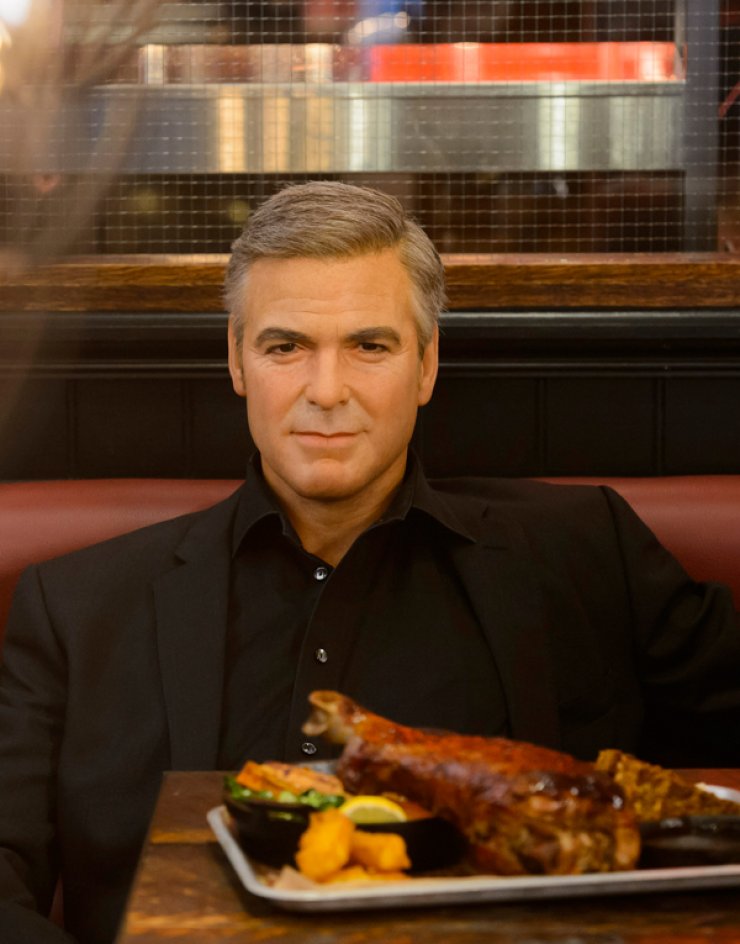 O George Clooney σε δείπνο με...άγνωστα κορίτσια [εικόνες]