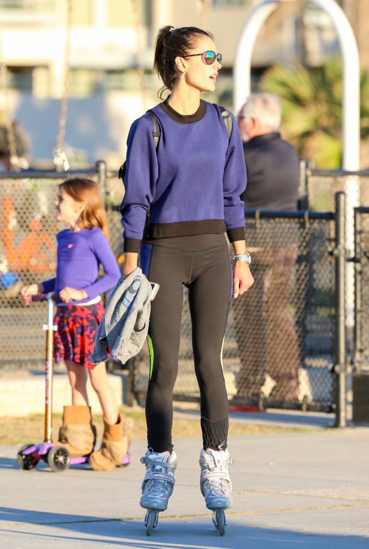 Alesandra Ambrosio: Ακόμη και με τα πατίνια είναι σέξυ! [εικόνες]