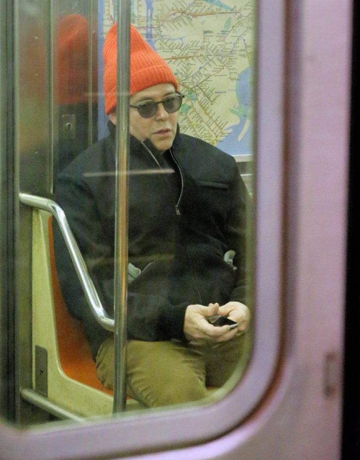 O πασίγνωστος σταρ που χρησιμοποιεί το μετρό [εικόνες]