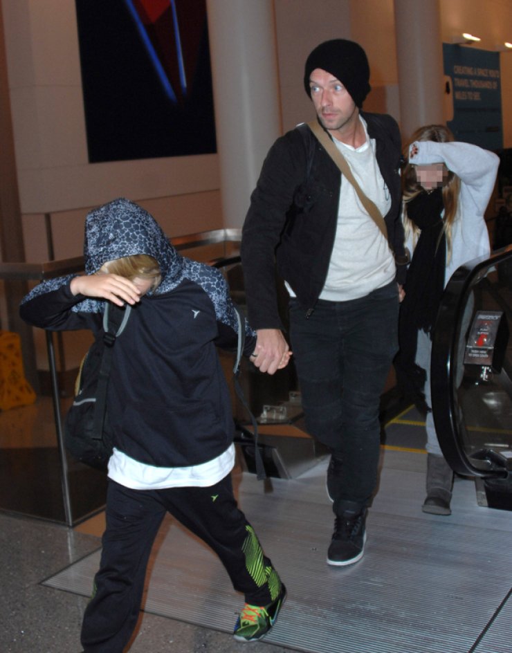 Σπάνια εμφάνιση του Chris Martin με τα παιδιά του [εικόνες]