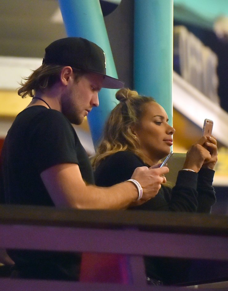 Πασίγνωστη τραγουδίστρια για πρώτη φορά δημόσια με τον σύντροφό της [εικόνες]