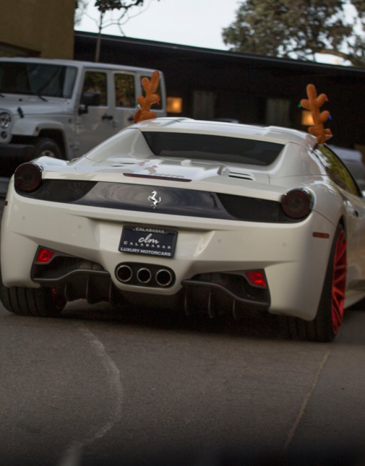 Kylie Jenner: Στόλισε την Ferrari της λόγω Χριστουγέννων [εικόνες]