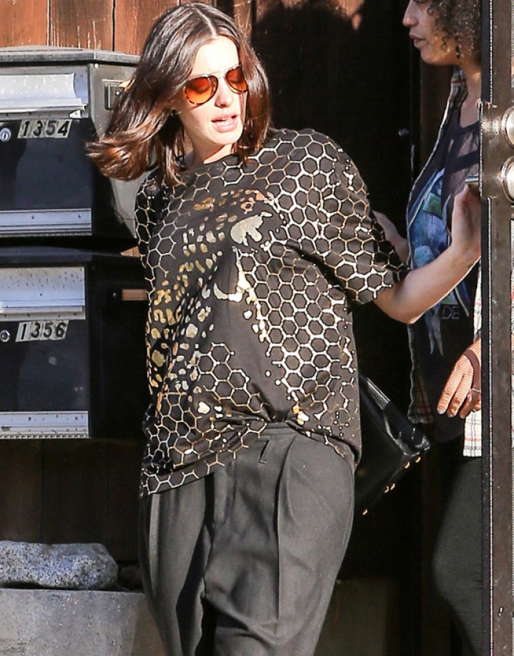 Οι πρώτες φωτογραφίες της εγκυμονούσας Anne Hathaway