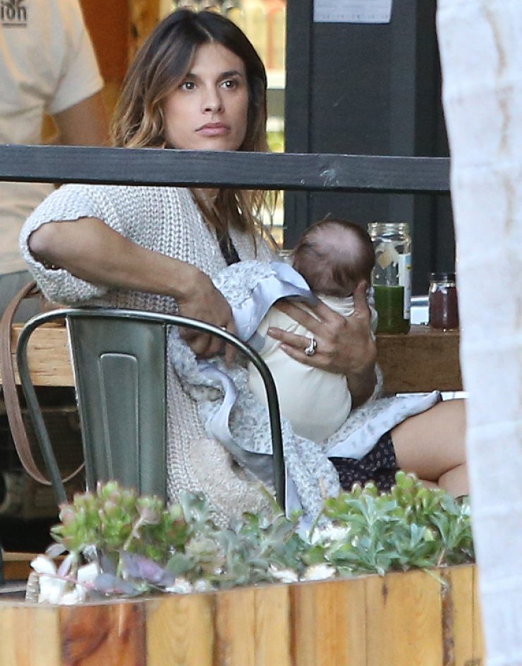 Για πρώτη φορά διάσημο μοντέλο με το νεογέννητο μωρό της [εικόνες]