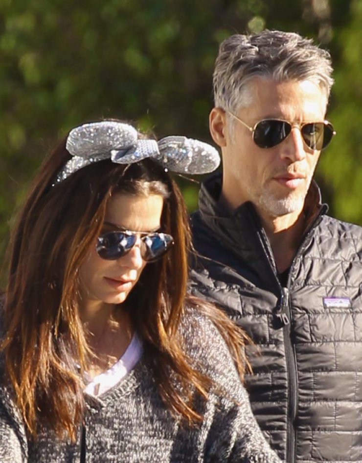 Η βόλτα της Sandra Bullock με τον κούκλο σύντροφό της [εικόνες]