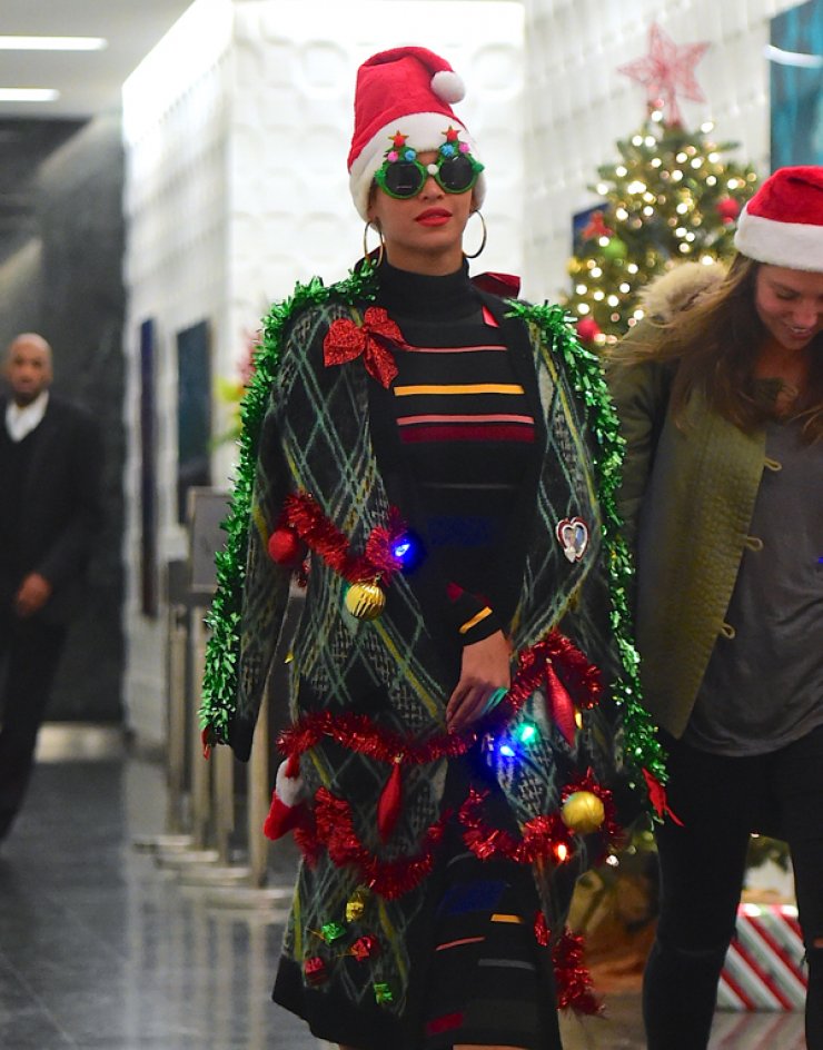 Η Beyonce μας δείχνει πόσο πολύ έχει μπει μέσα στo κλίμα των Χριστουγέννων [εικόνες]