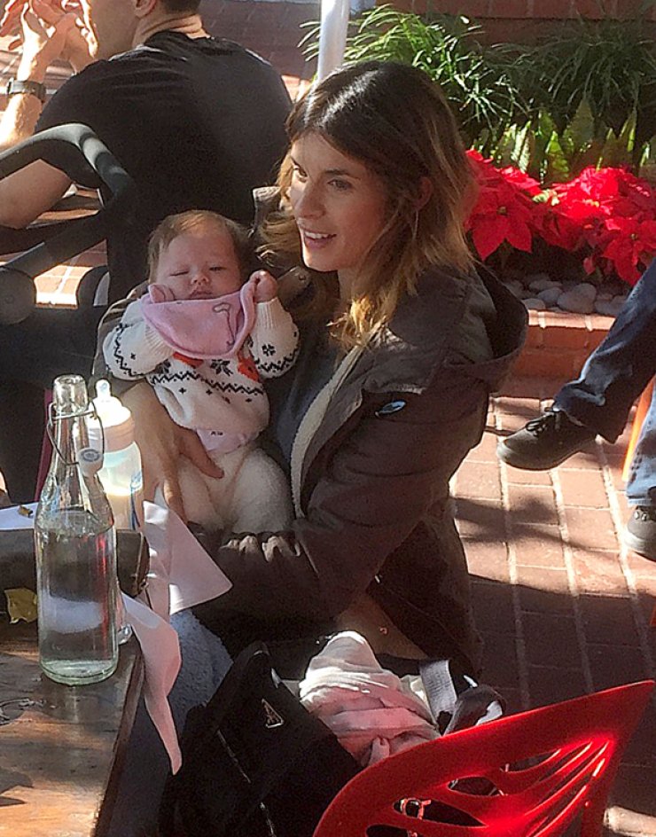 Για πρώτη φορά διάσημο μοντέλο με το νεογέννητο μωρό της [εικόνες]