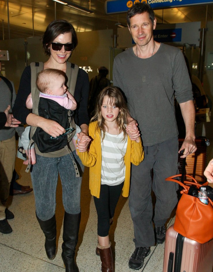 Mila Jovovich: Αγκαλιά με το μωράκι της στο πρώτο του ταξίδι [εικόνες]