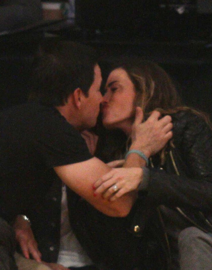 Καυτά φιλιά διάσημου ζευγαριού κατά τη διάρκεια αγώνα [εικόνες]