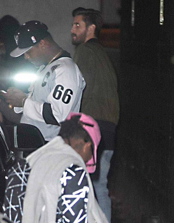 Άρχισε και πάλι τα νυχτοπερπατήματα ο σύντροφος της Kardashian [εικόνες]