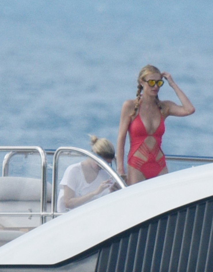 Paris Hilton: Σε πολυτελές γιοτ για τα Χριστούγεννα [εικόνες]