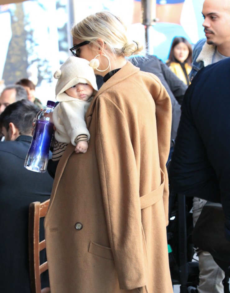 Διάσημη ηθοποιός για πρώτη φορά με το μωράκι της [εικόνες]