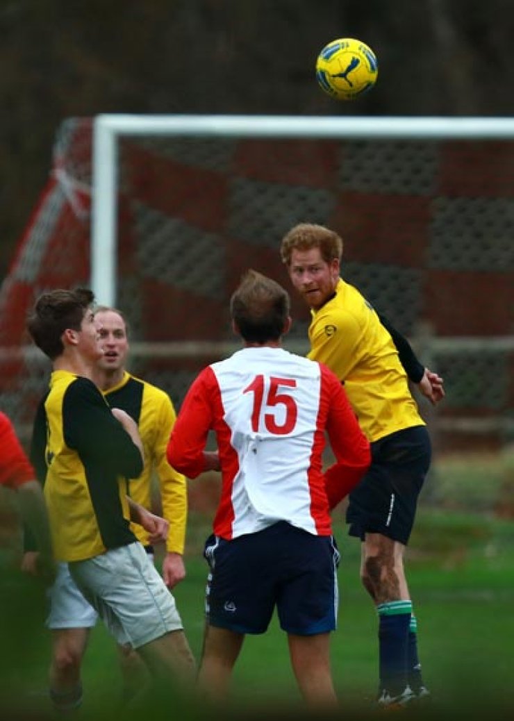 Δείτε τον πρίγκιπα Harry να παίζει ποδόσφαιρο [εικόνες]