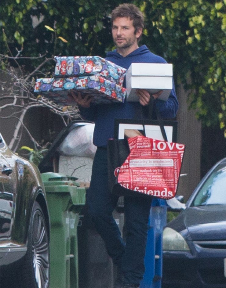 Φορτωμένος δώρα ο Bradley Cooper [εικόνα]