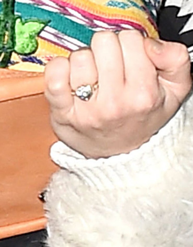 Ναι, η Miley Cyrus αρραβωνιάστηκε [εικόνες]